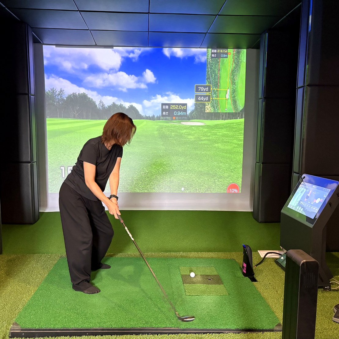 NalaGOLF 個室シミュレーターでアドレスするプレイヤー