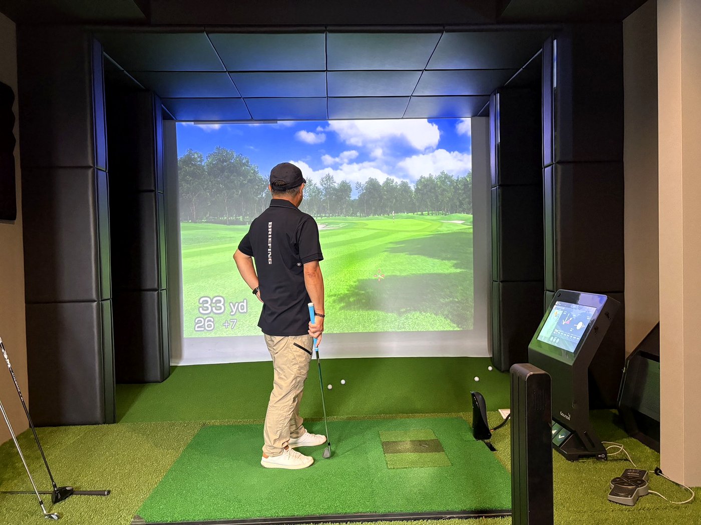 NalaGOLF 個室シミュレータールーム全景