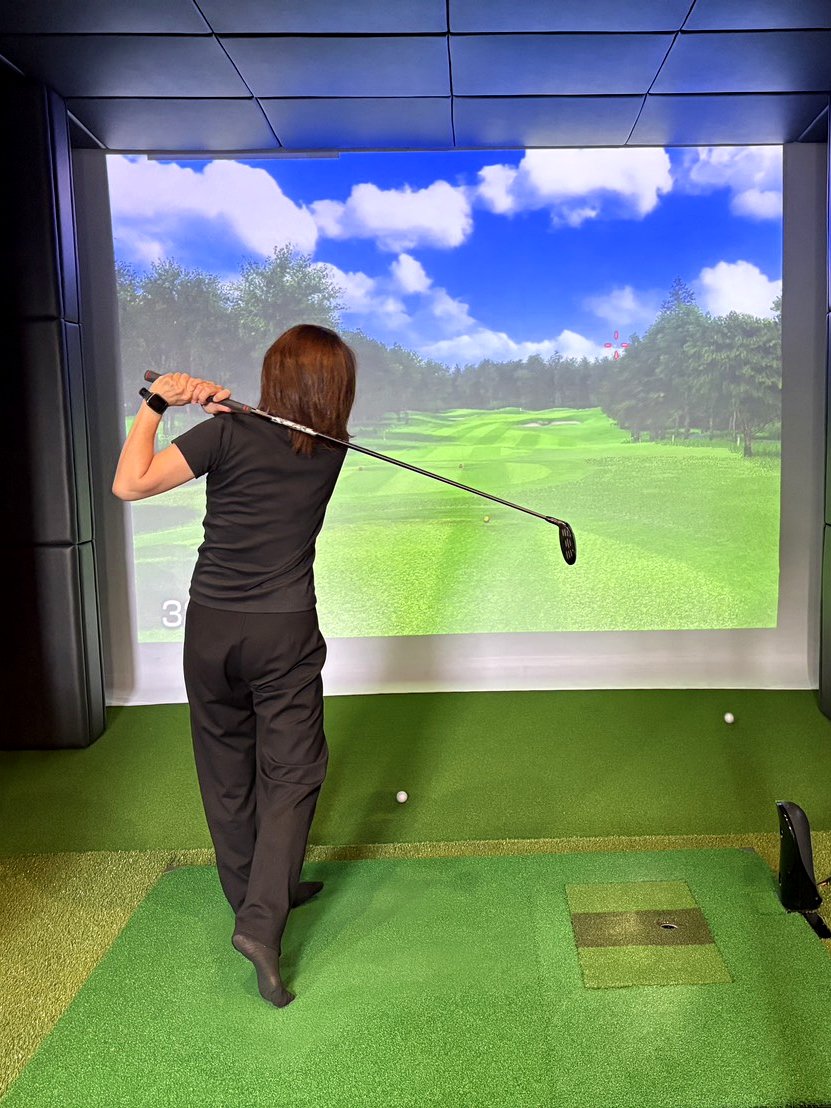 NalaGOLFでスイングするプレイヤーのフォロースルー